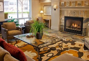 Silver Cloud Inn - Lake Union - This hotel sits on near the shores of South Lake Union.  Access to the indoor pool, parking and large complimentary breakfast included in price.